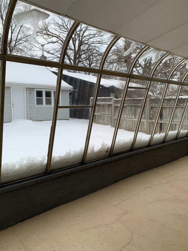 Building Photo - Charming Single Family Home