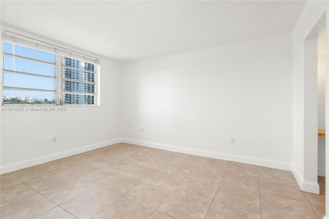 Building Photo - 2999 Point E Dr