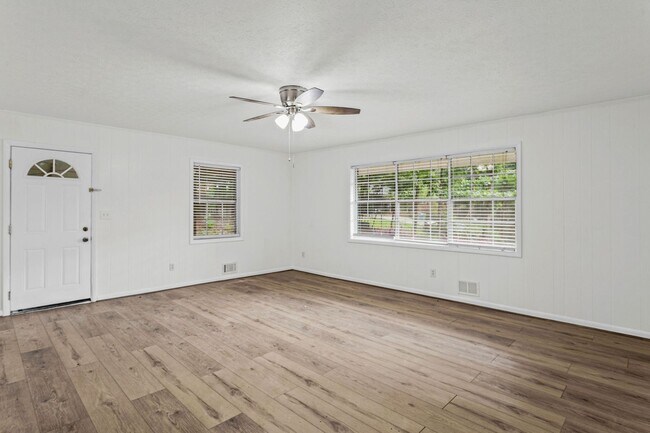Building Photo - 6096 Hillpine Dr