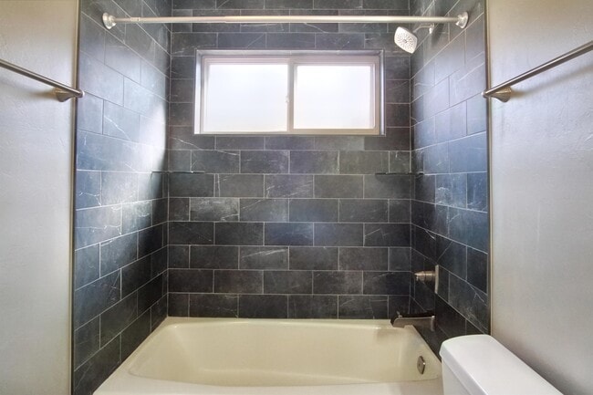 Building Photo - 620 Winding Ln