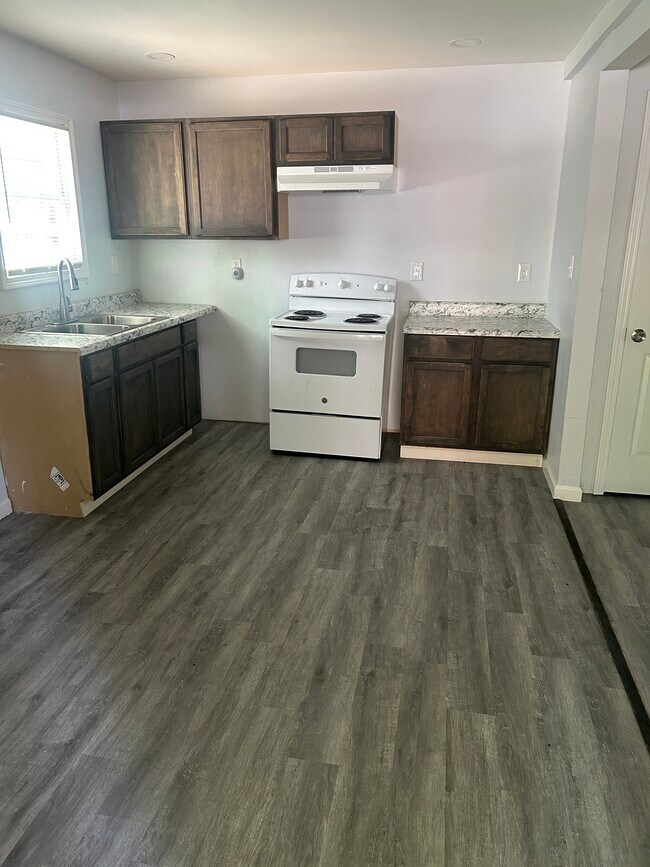 Building Photo - Sharpe 4unit condo