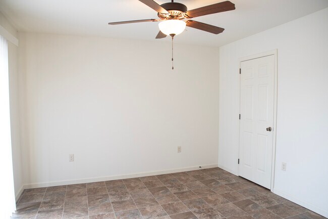 Building Photo - 320 Meadow View Dr