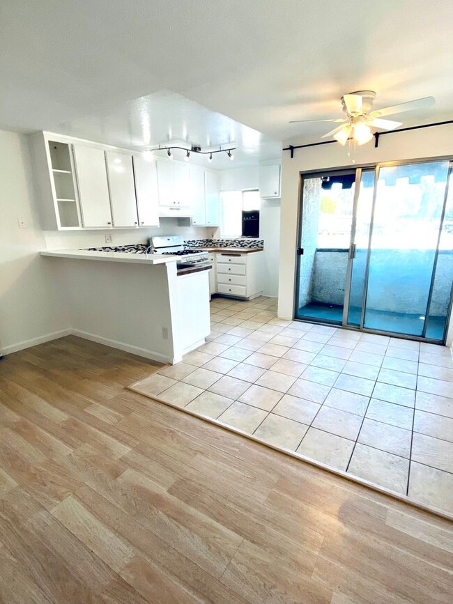 Building Photo - 1 BEDROOM 1 BATHROOM CONDO!! HARDWOOD FLOO...