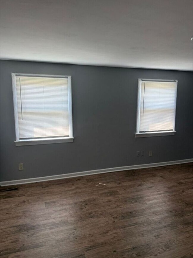 Building Photo - Spacious Two Bedroom Townhouse