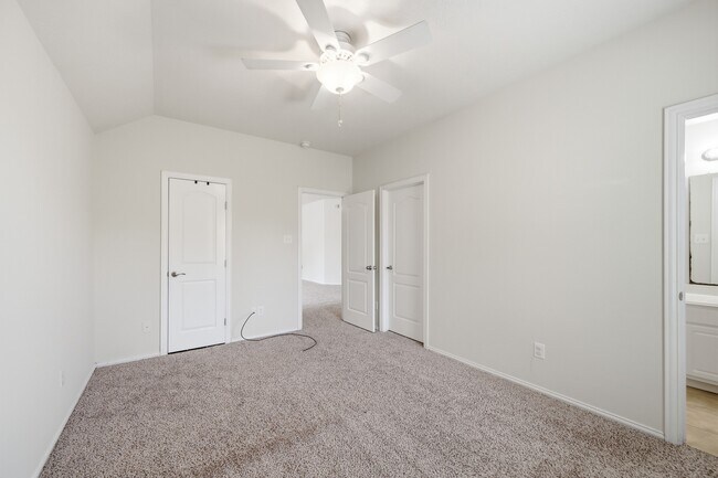 Building Photo - 2117 Rushing Spring Dr