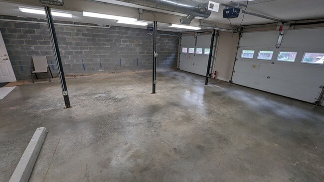 Building Photo - 210 Winding Way Ln