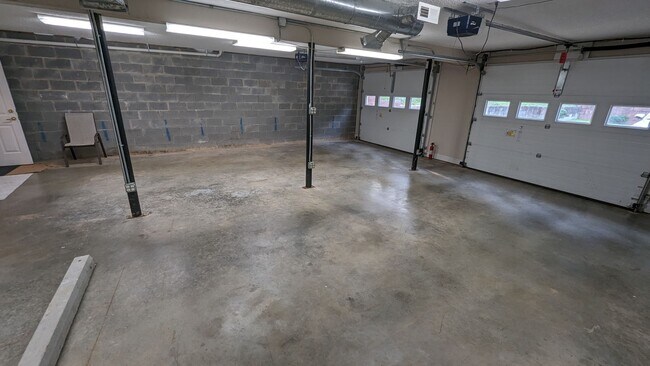 Building Photo - 4 Bed/2.5 Bath Home - Mowing, Trash & Inte...