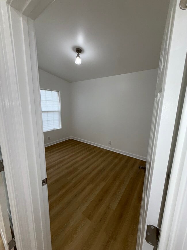 Building Photo - 744 E 48th Pl