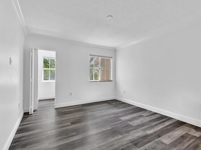 Building Photo - 2433 Centergate Dr