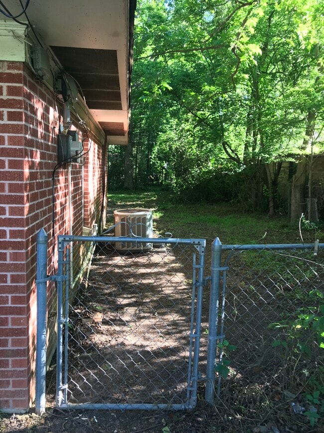 Back Yard Access - 332 W 77th St