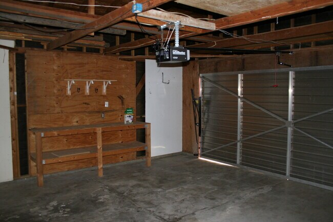 Building Photo - Cute 3 Bed + 2 Bath Home For Rent in Laurelglen Area