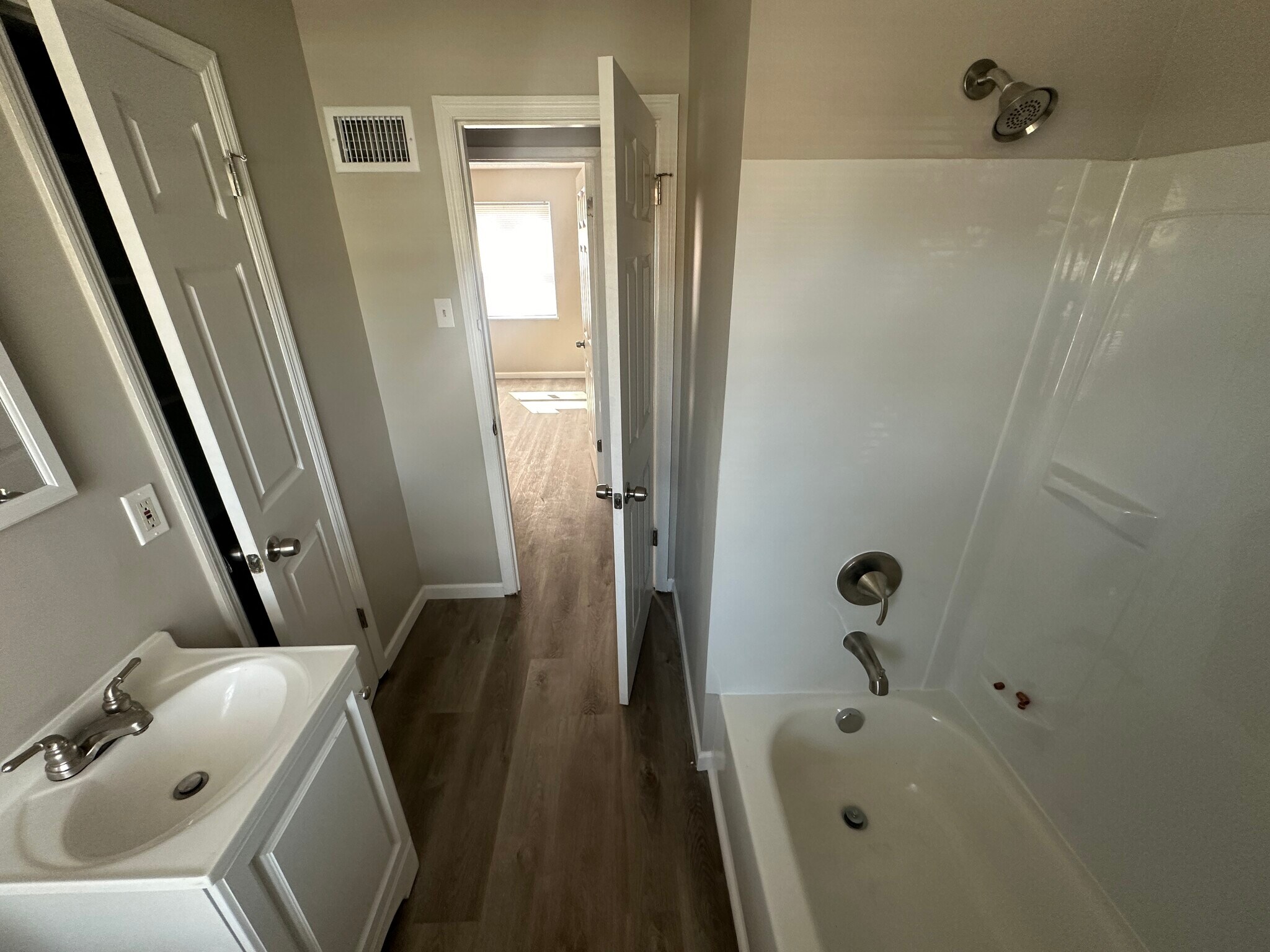 Full size updated bathroom - 11376 Manchester Rd