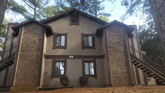 Building Photo - Section 8 accepted!!! 1 month free, Call for details!!! "Cozy 2-Bedroom Retreat with Full Bath in...