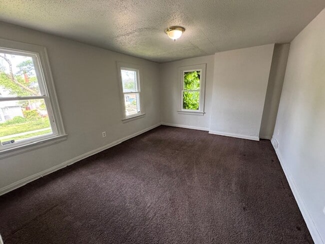 Building Photo - 4319 S Park Dr
