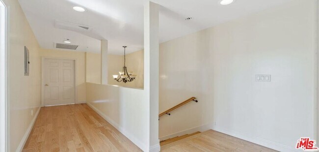 Building Photo - 2020 Hillcrest Dr