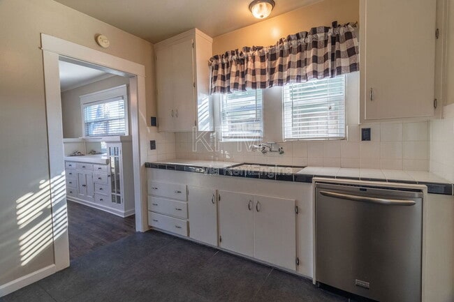 Building Photo - 635 Argonaut St