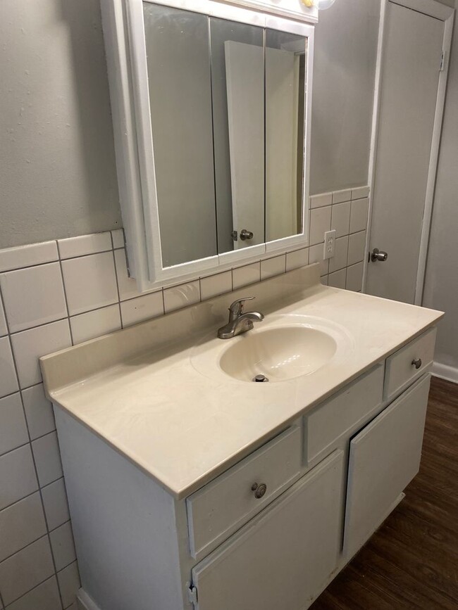 Building Photo - 3 bedroom single family home with huge bon...