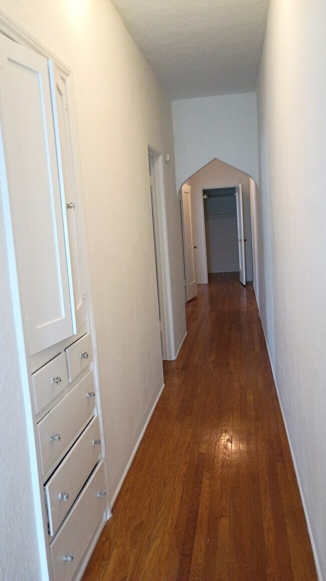 Building Photo - 317 N Gardner St