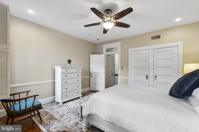 Building Photo - 145 D St SE