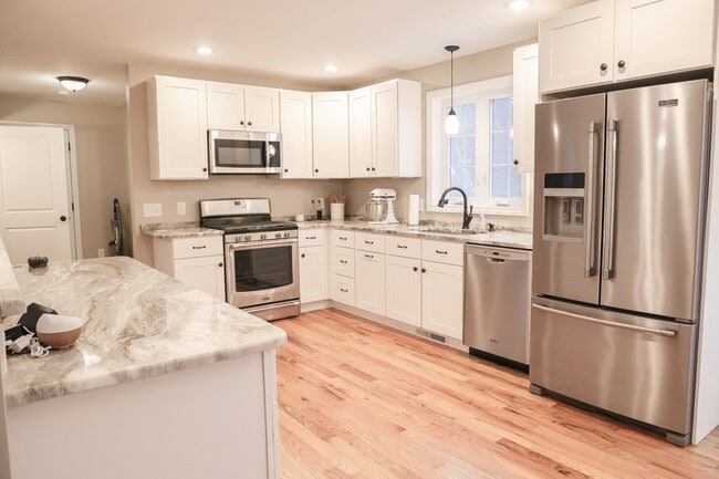 Building Photo - 6 Trillium Way