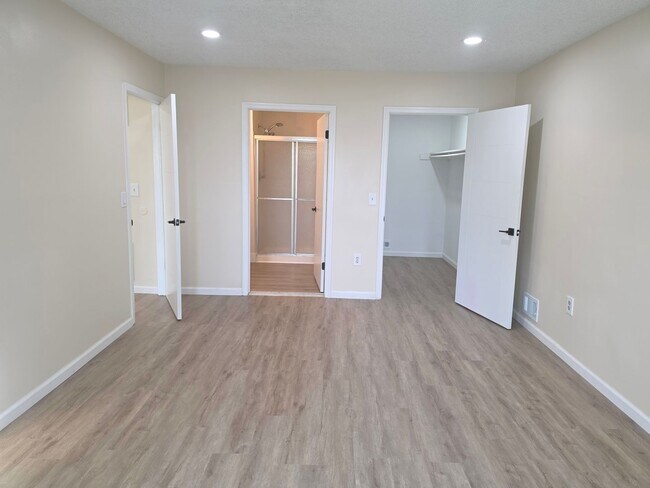 Building Photo - 12 Amberly Ct