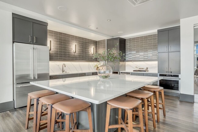 Building Photo - Awesome 1BE/1BA Condo in the Gulch w/2-res...