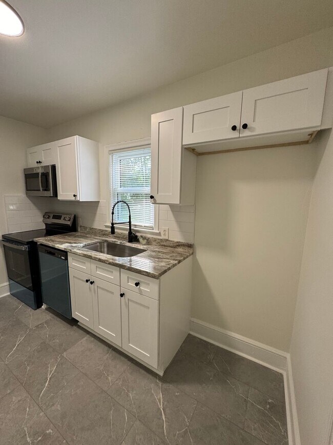 Building Photo - 2bed/1bath w/ detached garage!