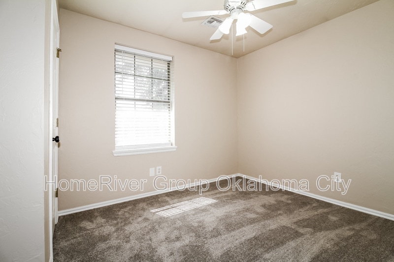Building Photo - 2521 Ridgewood Dr