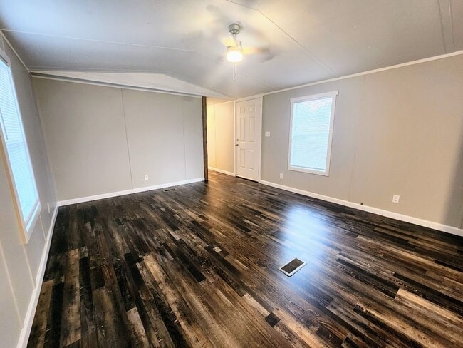 Building Photo - 2 Bedroom Mobile Home Close to Wren
