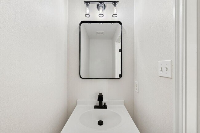 Building Photo - 1708 E 17th St