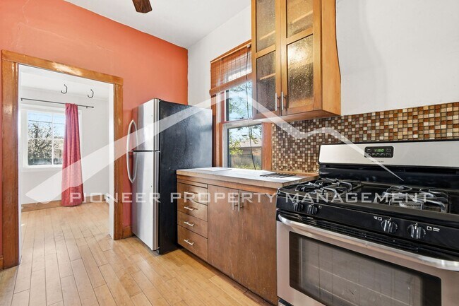 Building Photo - Beautiful Home with Fenced Yard and Washer/Dryer