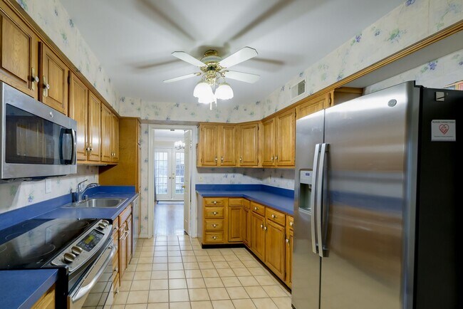 Building Photo - Beautifully Updated Townhome in Rockville