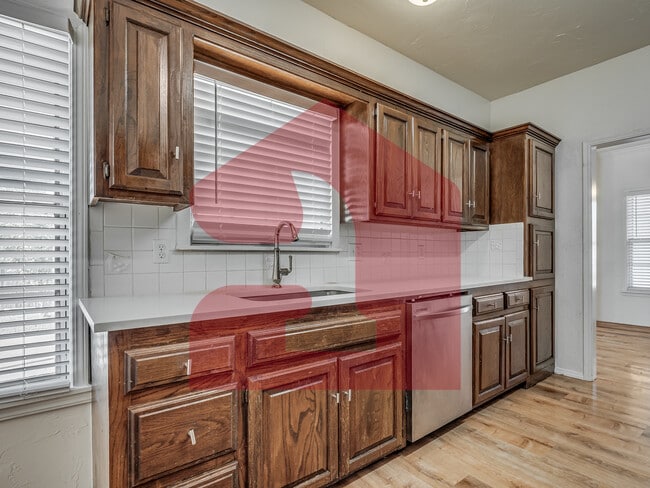 Building Photo - 2708 Silvertree Dr