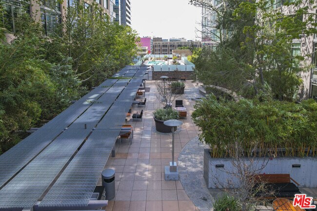 Building Photo - 1100 S Hope St