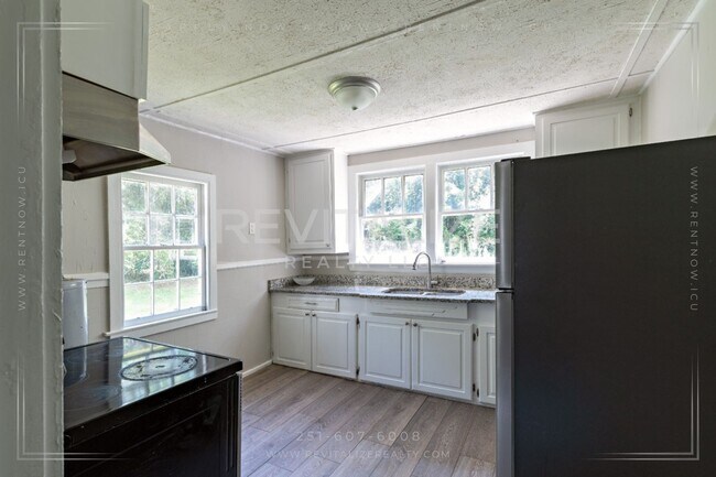 Building Photo - Updated 2 Bed 1 Bath Close to I-10, I-65, and HWY-90