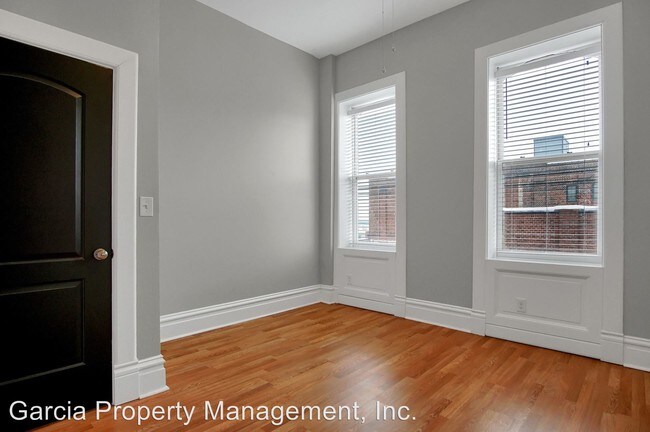 Building Photo - 900-902 Barton St