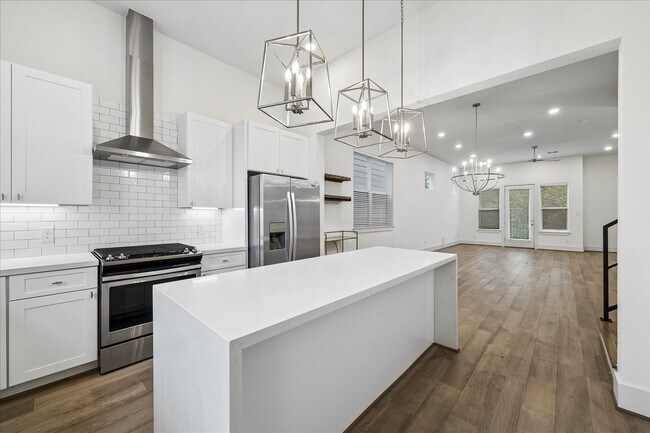 Building Photo - 1222 W 21st St