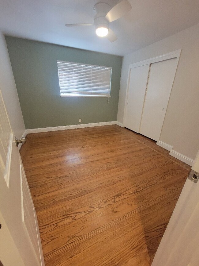 Building Photo - "Charming 3-Bed, 1.5-Bath home