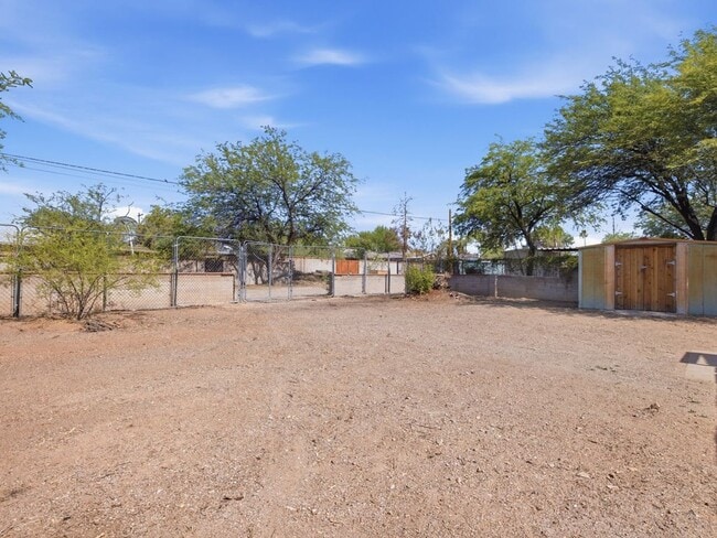 Building Photo - Charming 2-Bedroom Home with Vintage Character & Modern Comforts