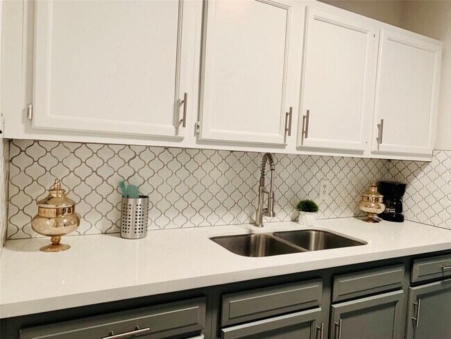 Building Photo - 411 Ulrich St