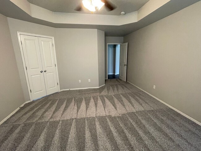 Building Photo - JENKS SCHOOLS - 3 bed with study and formal dining!!