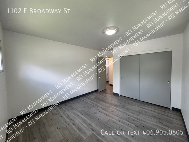 Building Photo - 1102 E Broadway St
