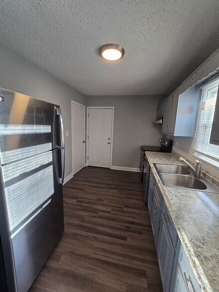 Building Photo - 13100 Sycamore Ave