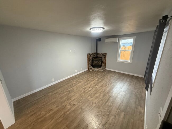Building Photo - 305 Calistoga St W