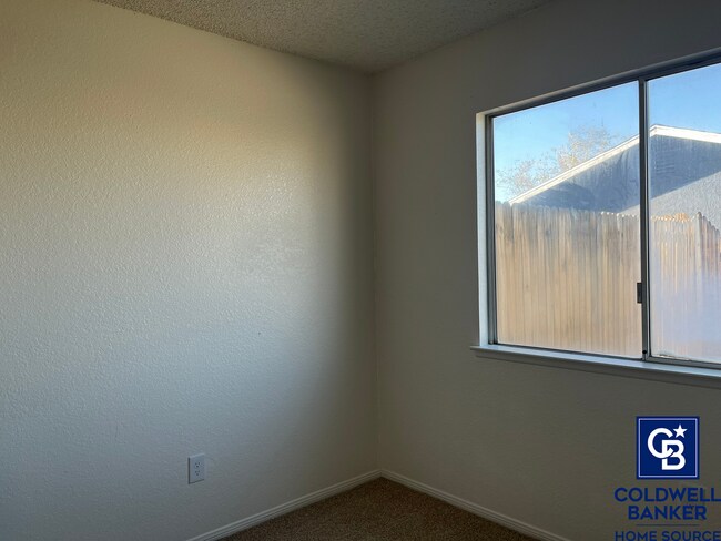 Building Photo - 4 Bedrooms 2 Bathroom home available in Victorville!!
