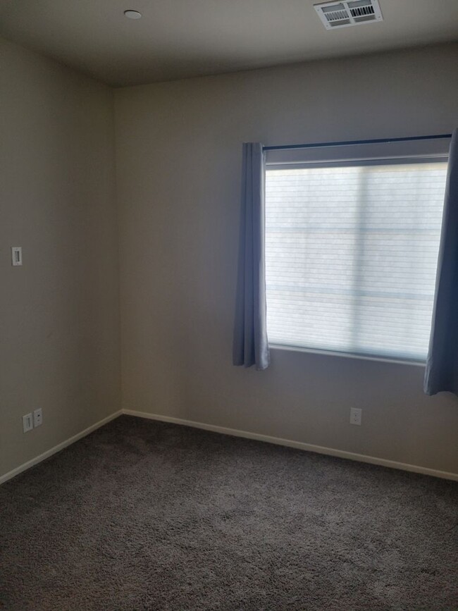 Building Photo - 2 Bed, 2 Bath Townhome in N. Las Vegas!