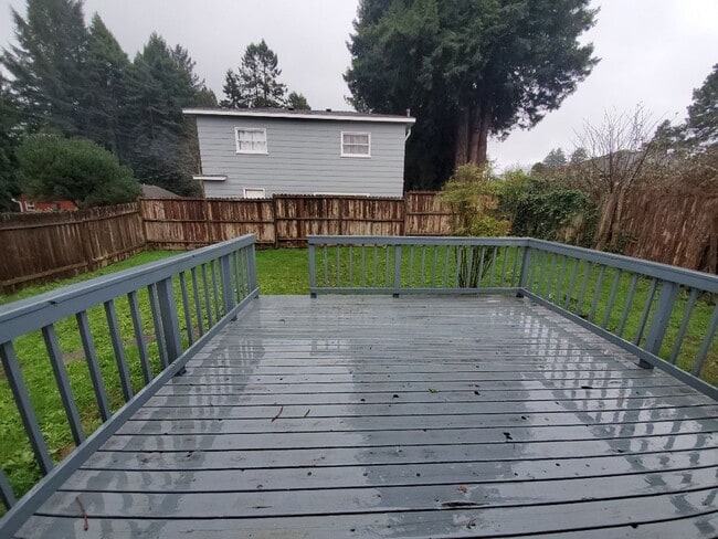 Building Photo - 4-Bedroom home located close to the Eureka...