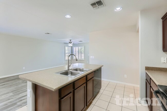 Building Photo - 886 W Desert Hills Dr