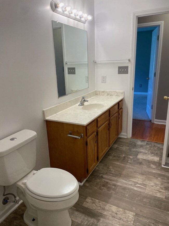 Building Photo - 3-4 Bed with 2 full baths and 2 car garage...