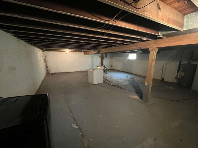 Building Photo - "Charming 2-Bedroom Retreat with Wood Floors with Basement!"